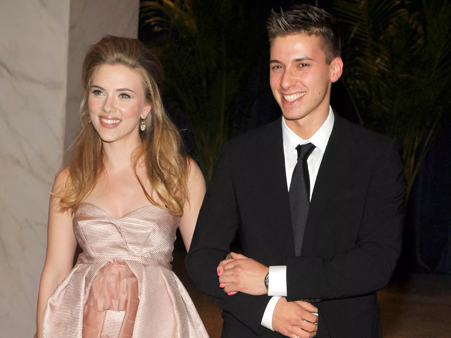 Scarlett Johansson and Hunter Johansson attend The 2010 White House Correspondent's Dinner.