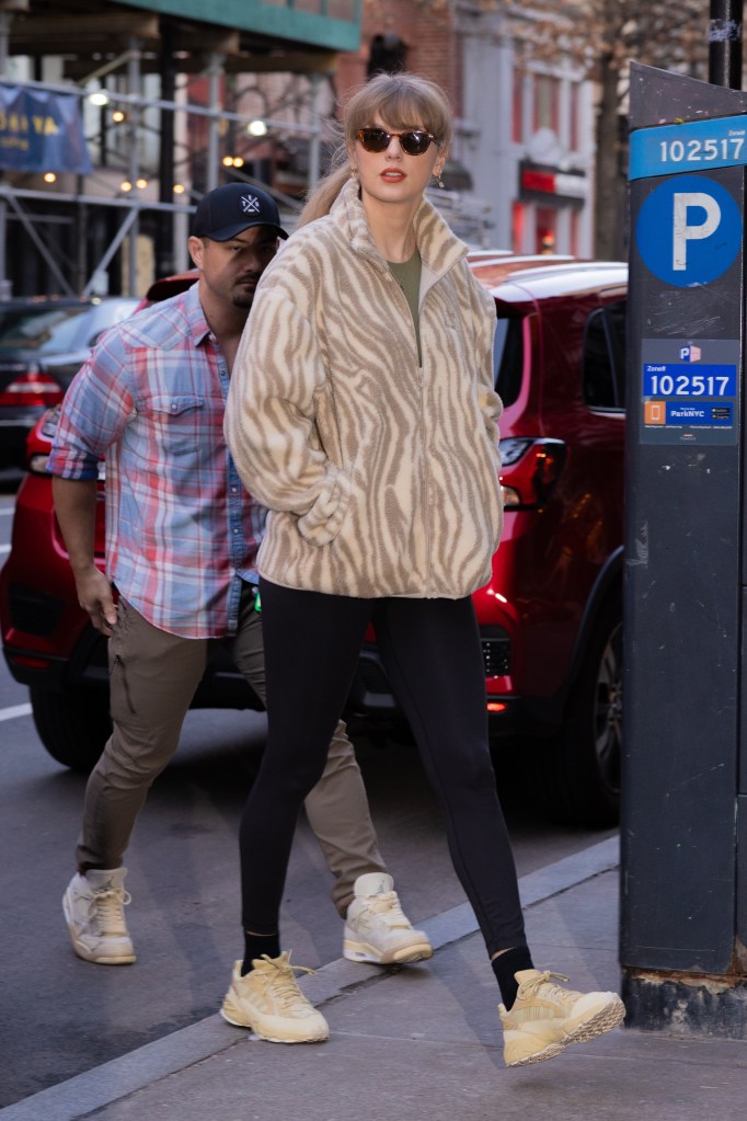 Taylor Swift walking in NYC