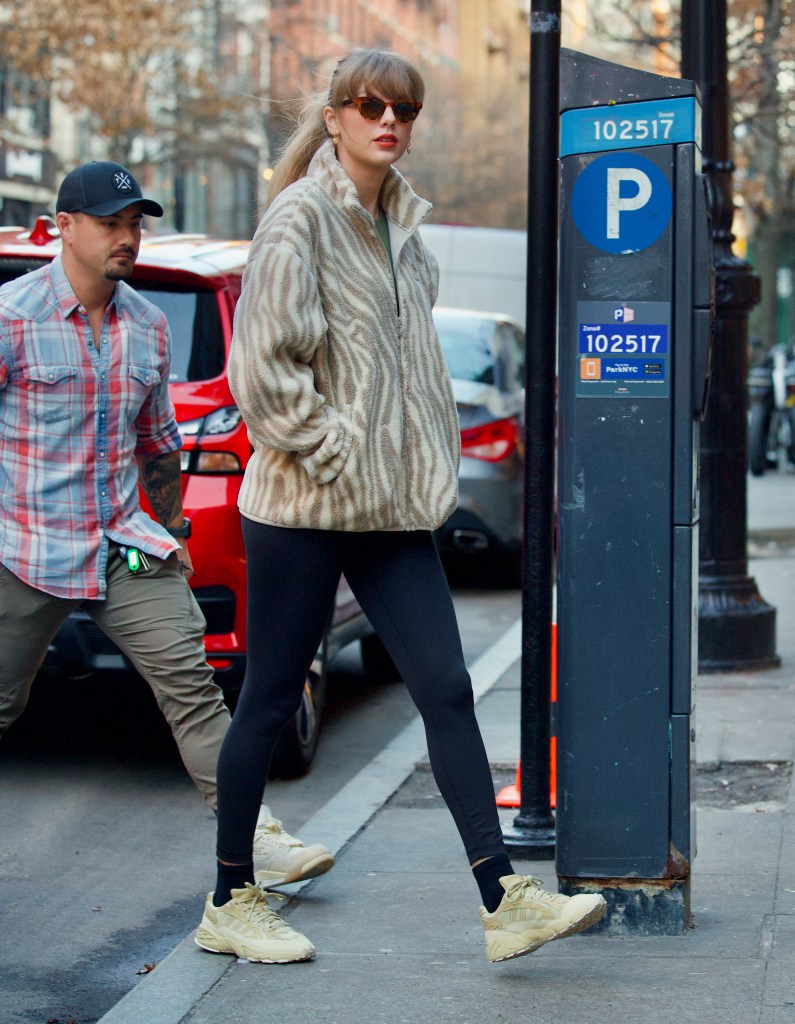 Taylor Swift walking in NYC