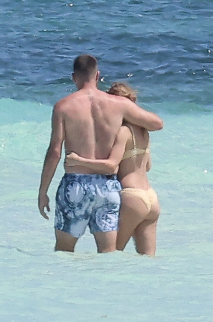 Taylor Swift, Travis Kelce share steamy kiss on PDA-filled vacation