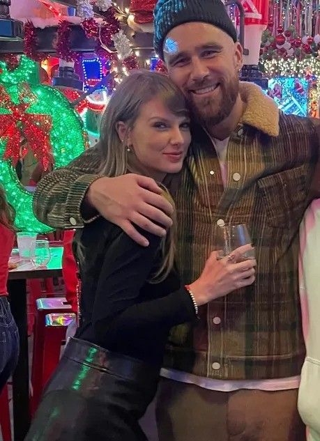 Taylor Swift and Travis Kelce hugging