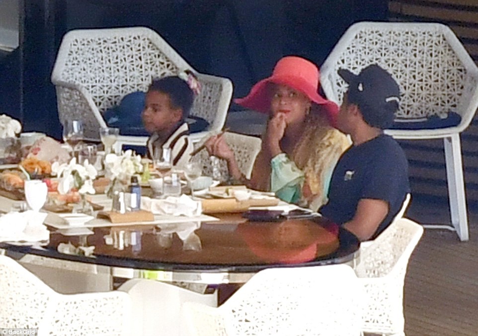 Beyonc� and Jay-Z enjoy a relaxing afternoon on $180million luxury yacht with their three children in Capri (Photos)