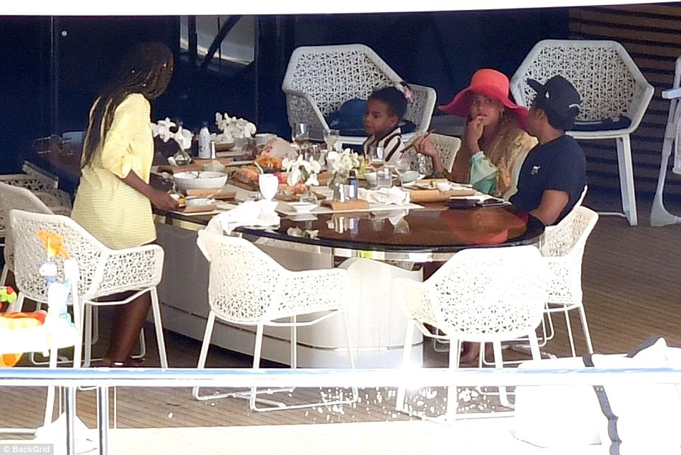 Beyonc� and Jay-Z enjoy a relaxing afternoon on $180million luxury yacht with their three children in Capri (Photos)