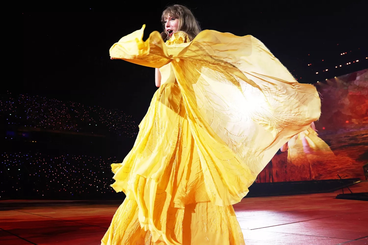 Close-up of Taylor Swift's impressive outfits during the Eras Tour in Europe - Photo 3.