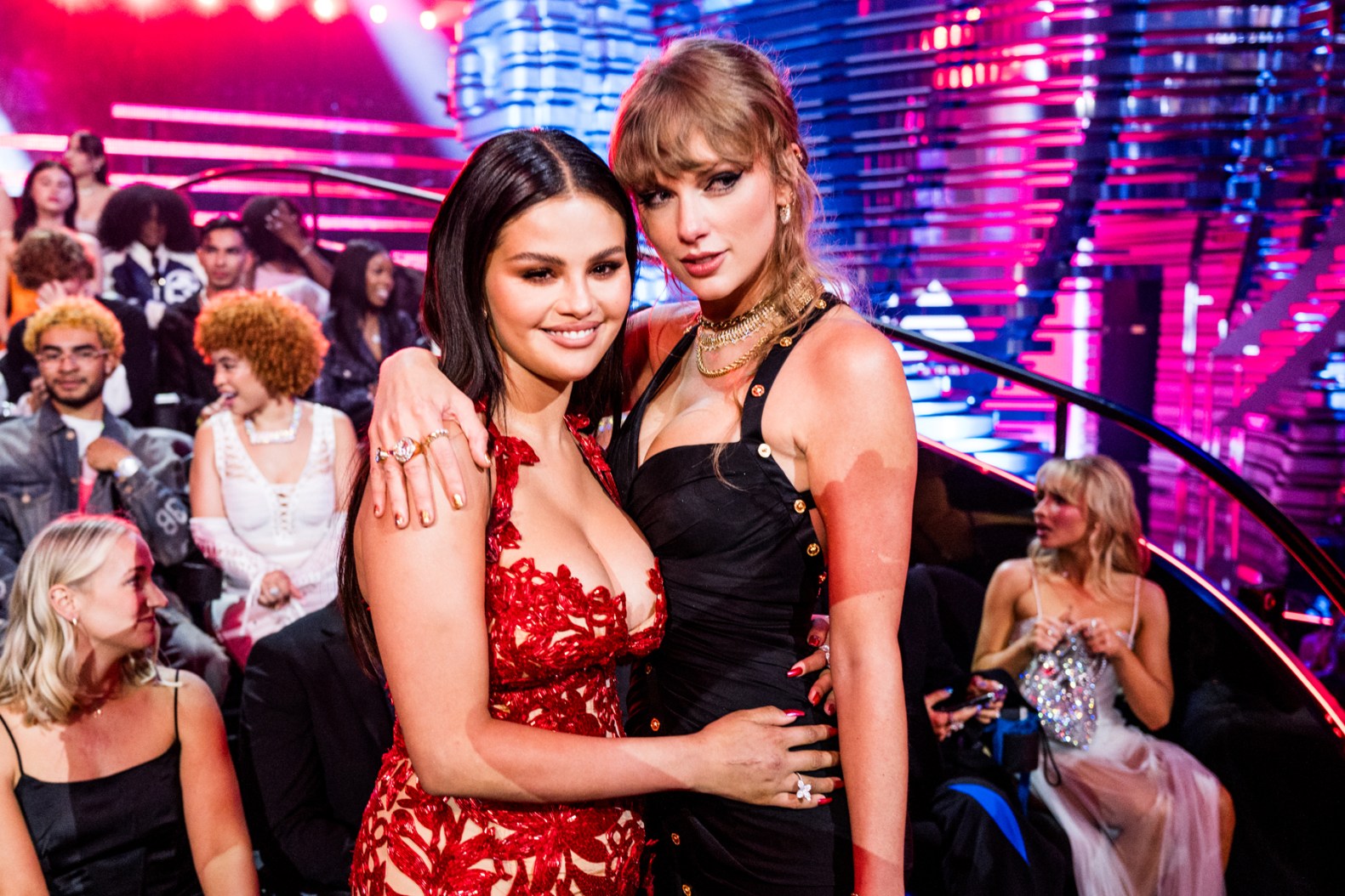 2023 MTV VMAs: Taylor Swift and Selena Gomez Give Best Crowd Reactions – Rolling Stone