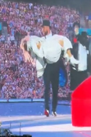 Travis was seen carrying Taylor on stage