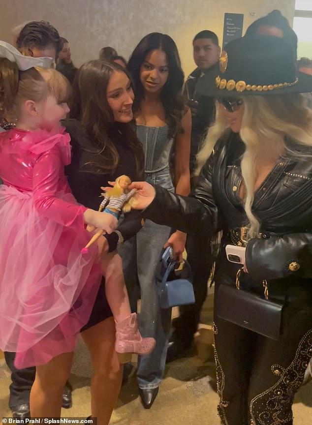 Beyonce and her daughter Blue Ivy shared a sweet moment with one of their biggest fans at Monday night's iHeartRadio Awards in Los Angeles