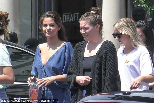 Bạn bè mãi mãi: Selena Gomez đã tổ chức sinh nhật lần thứ 26 của mình cùng với rất nhiều bạn bè và gia đình, và được phát hiện đang uống một ly đồ uống nhanh tại Starbucks ở Malibu