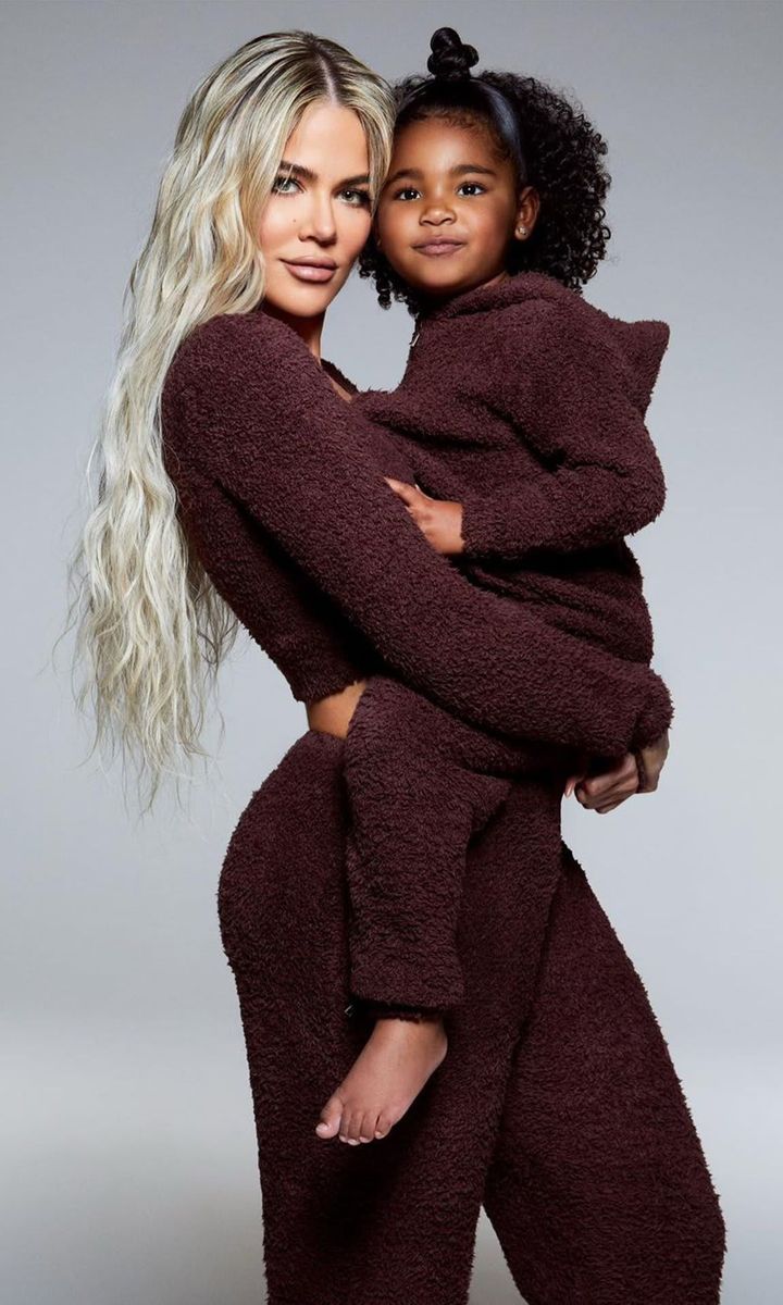 Khloe Kardashian looks spectacular in family Christmas pictures