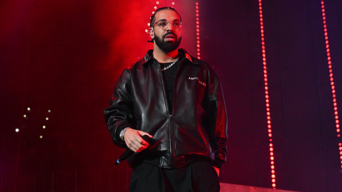 Drake Announces Chicago Concert as Part of 'It's All A Blur' Tour With 21  Savage – NBC Chicago